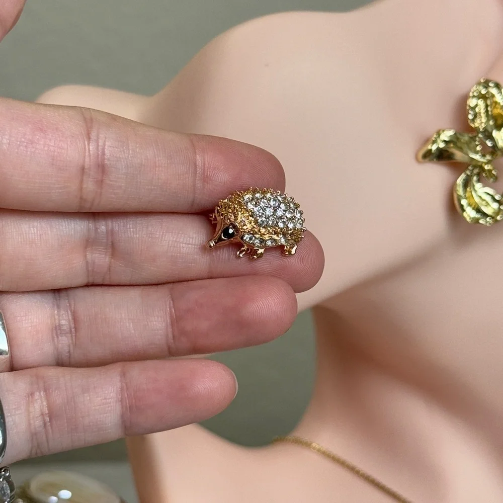 ⚜️ ❤️‍🔥 Cute Gold Hedgehog Brooch 🦔💎